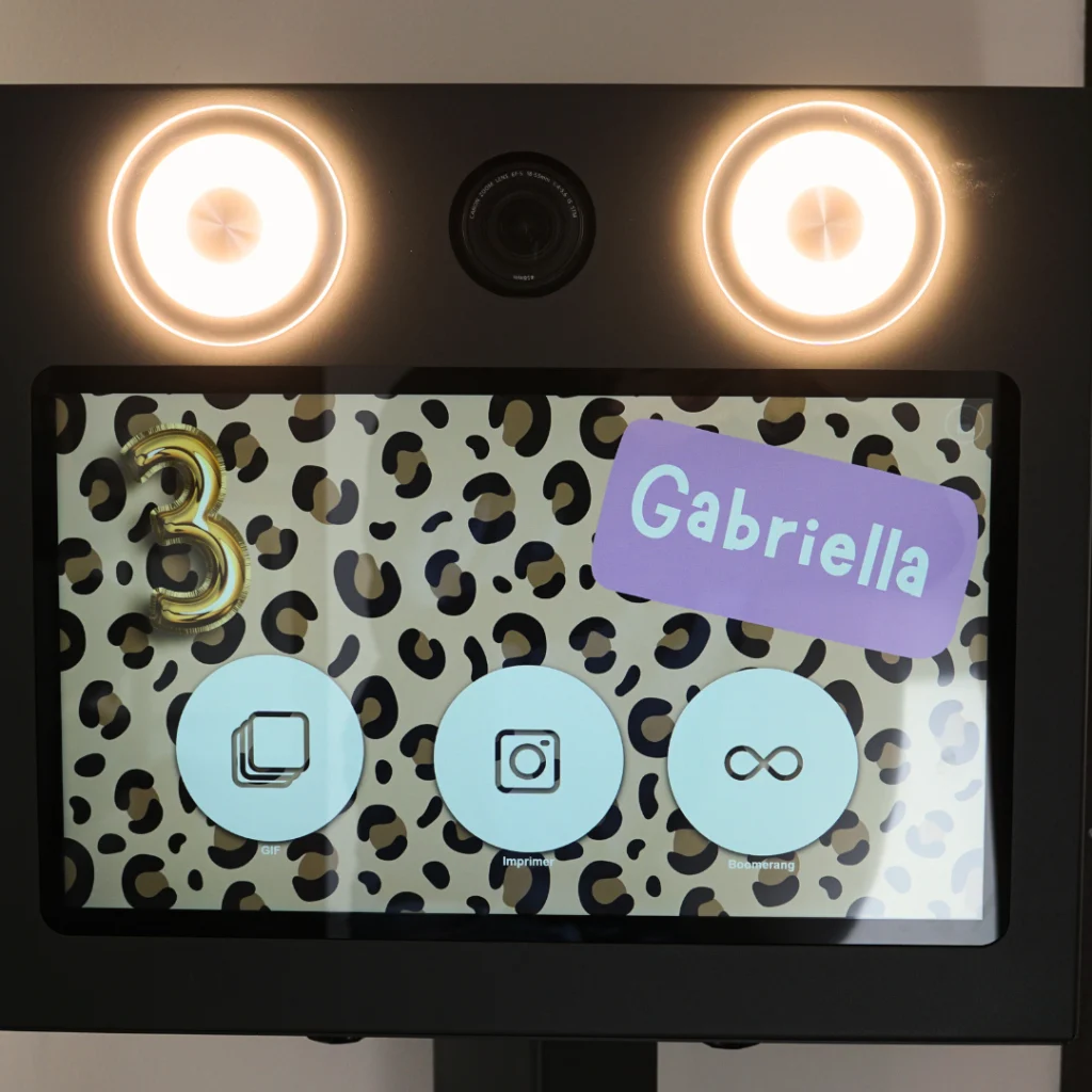 Écran d’accueil personnalisé de la borne Ouistibox pour l’anniversaire de Gabriella, avec un design léopard et le chiffre 3 en ballon doré.