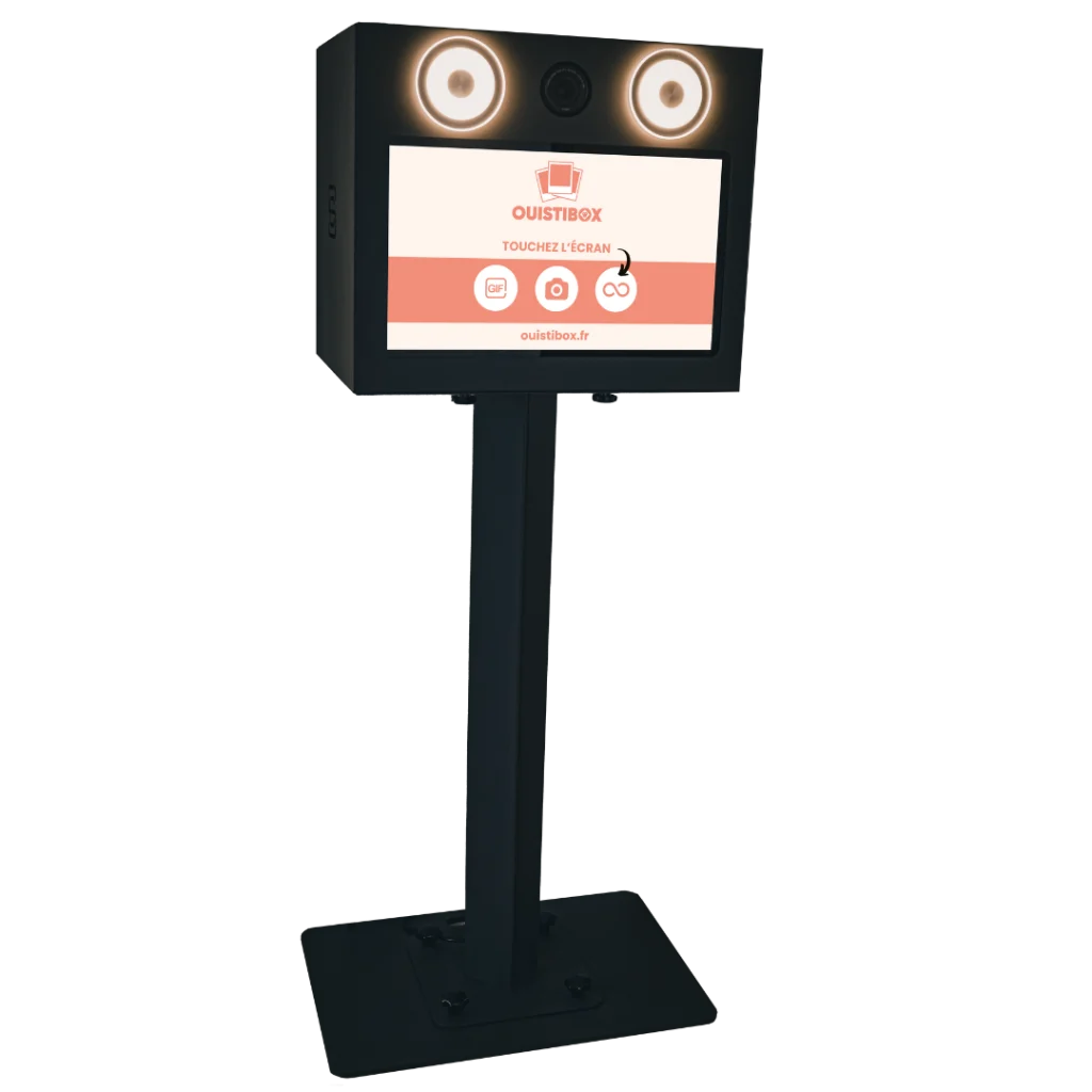 Photobooth Ouistibox noir avec écran tactile allumé et anneaux lumineux, disponible à la location pour mariages, anniversaires et événements d’entreprise à Poitiers et ses environs.
